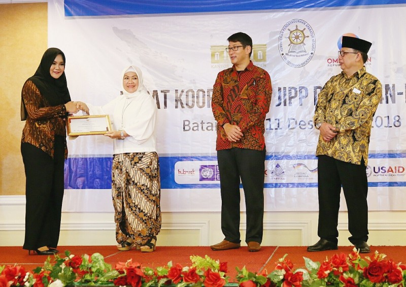 KENDAL RAIH PENGHARGAAN TOP 25 PENGELOLA PENGADUAN PELAYANAN PUBLIK TERBAIK