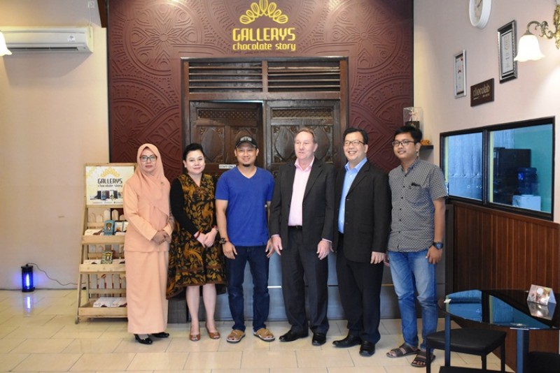 PENGUSAHA USBEKISTAN TERTARIK COKLAT BUATAN KENDAL