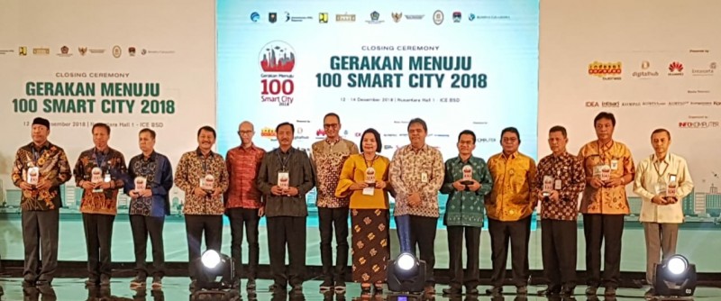 KOMITMEN LAYANAN PRIMA ANTAR KENDAL TERIMA PENGHARGAAN SMART CITY