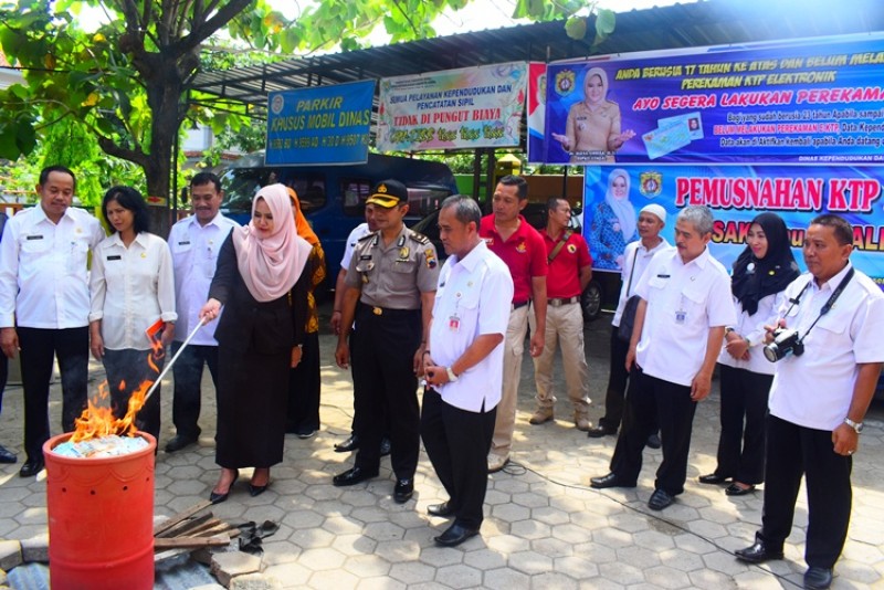 BUPATI MIRNA MUSNAHKAN RIBUAN E KTP RUSAK DAN INVALID