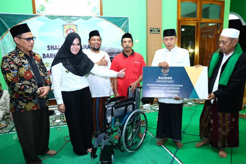 SHALAT BERJAMAAH DI MASJID PASIGITAN BOJA, BUPATI MIRNA SERAP ASPIRASI