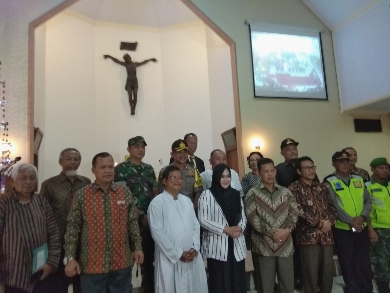 MENYAMBUT NATAL, BUPATI BERSAMA FORKOPIMDA SAFARI KUNJUNGI UMAT KRISTIANI