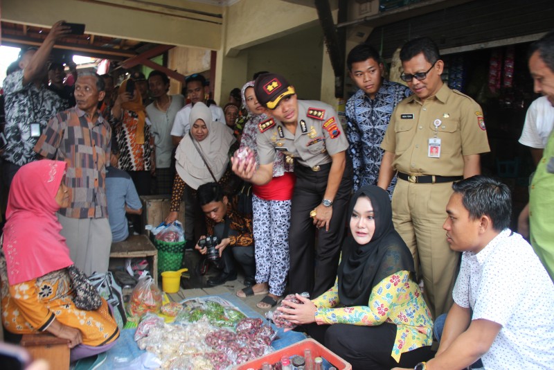 HARGA KEBUTUHAN POKOK NAIK, BUPATI MIRNA ANNISA  LAKUKAN SIDAK KE  PASAR