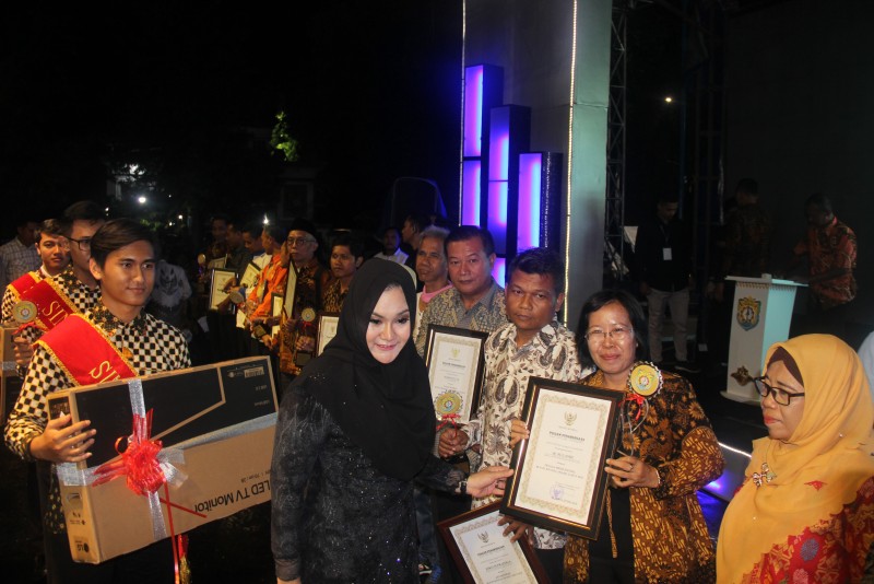 DI MALAM PERGANTIAN TAHUN, BUPATI MIRNA ANNISA BERI 42 PENGHARGAAN