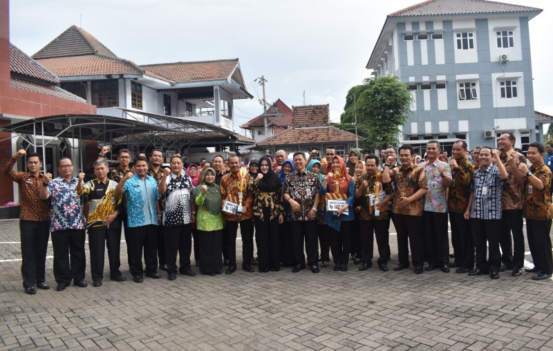 3 ASN SETDA TELADAN PEROLEH PENGHARGAAN DARI BUPATI KENDAL