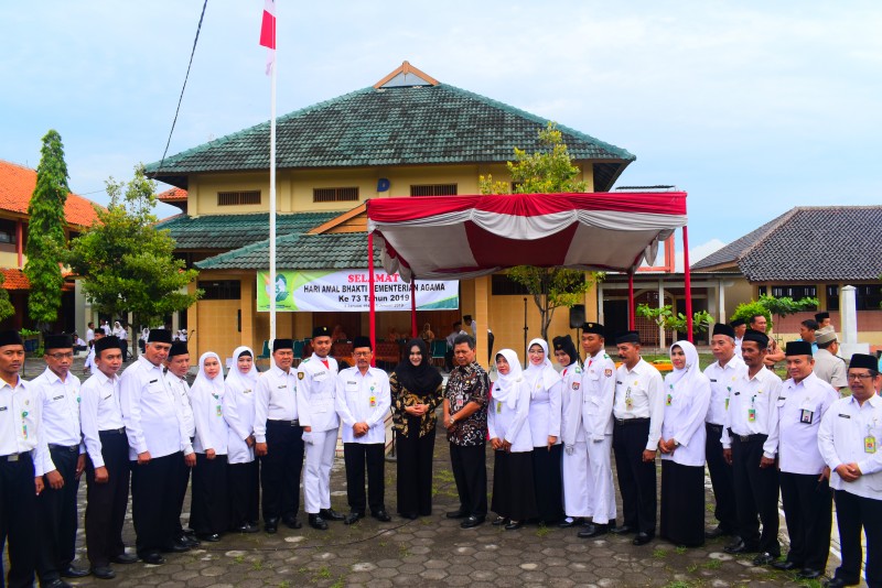 BUPATI MIRNA PEMBINA UPACARA HARI AMAL BHAKTI KEMENAG KE - 73