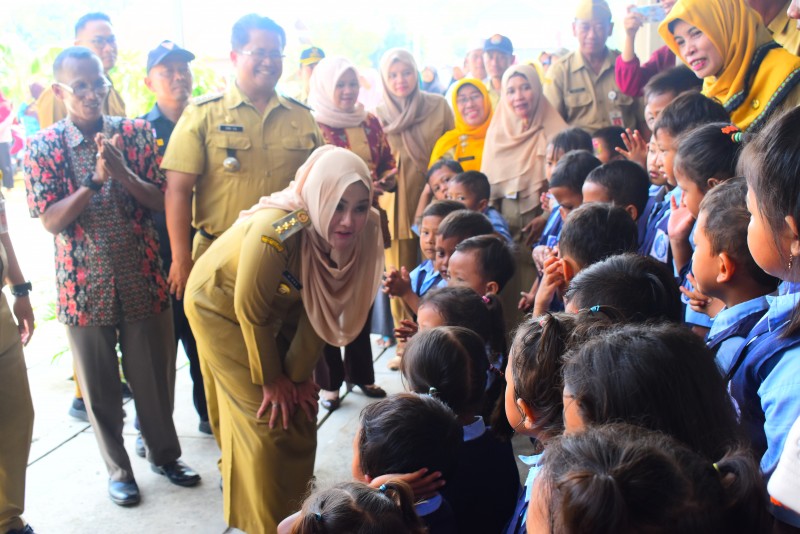 BUPATI MIRNA : TEBING TOL DEKAT SEKOLAH SEGERA DIPERKUAT