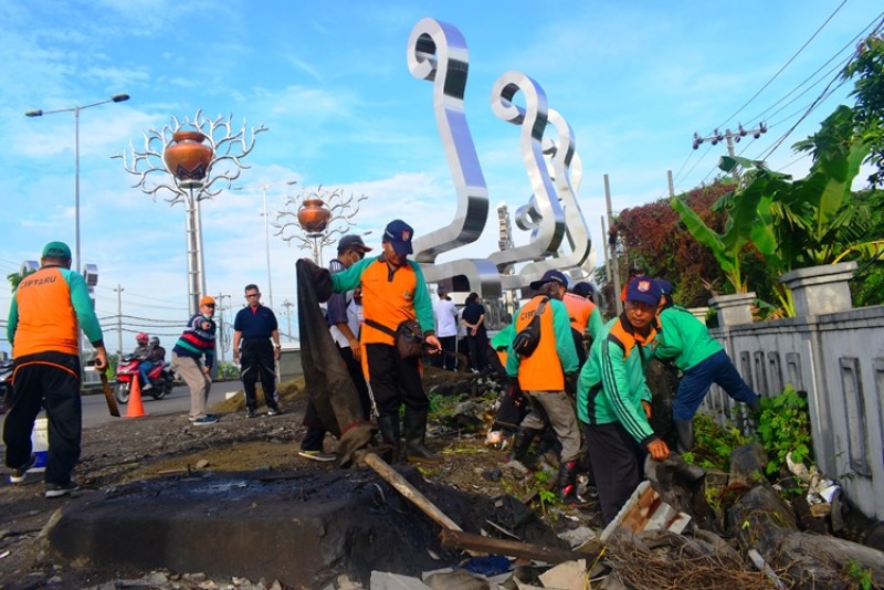 ASN KENDAL PEDULI KEBERSIHAN, KERJA BHAKTI BERSIHKAN TUGU BATAS KENDAL