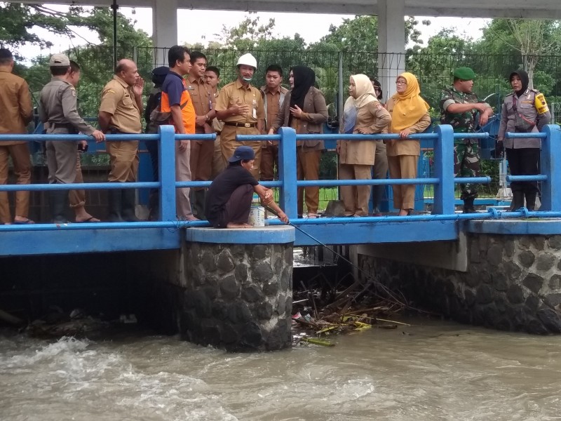 BUPATI MIRNA KELILING PANTAU WILAYAH TERDAMPAK BANJIR