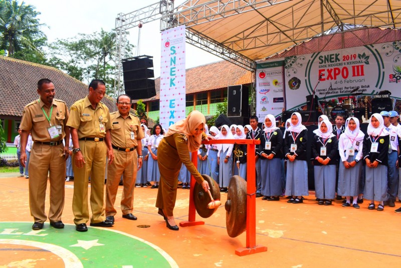 BUPATI  MIRNA APRESIASI PRESTASI SMK 6 KENDAL