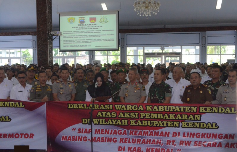 BUPATI MIRNA ANNISA PIMPIN DEKLARASI KENDAL TIDAK TAKUT TEROR