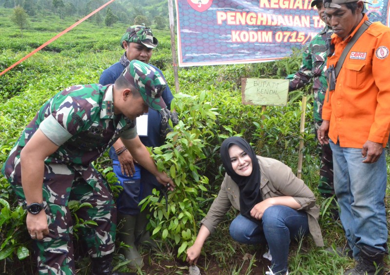 TANAM 1001 POHON BERSAMA BUPATI KENDAL