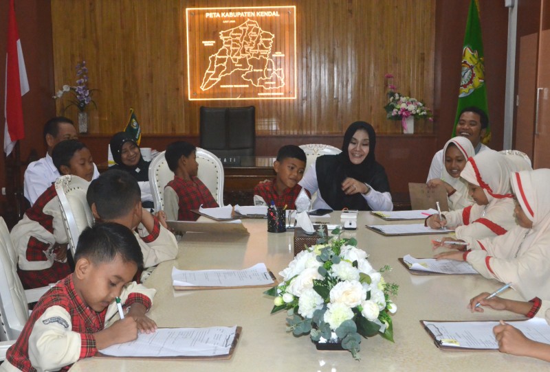 BUPATI KENDAL SAMBUT HANGAT KUNJUNGAN ANAK-ANAK SD