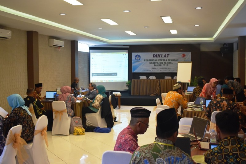 OPTIMALKAN KOMPETENSI KEPALA SEKOLAH, KENDAL GELAR DIKLAT PENGUATAN KEPSEK