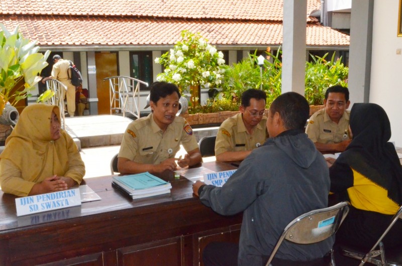 TINGKATKAN LAYANAN, DISDIKBUD KENDAL BERLAKUKAN PELAYANAN SATU PINTU
