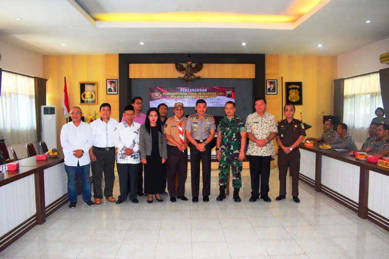 FORKOPIMDA KENDAL SAKSIKAN PENCANANGAN ZONA INTEGRITAS POLRES KENDAL