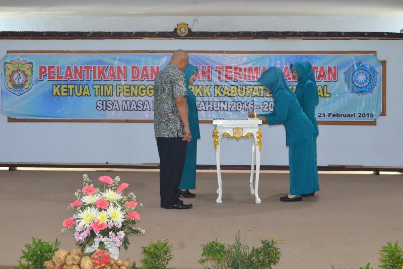 PELANTIKAN DAN SERTIJAB KETUA PKK KENDAL SISA MASA BAKTI 2016-2021