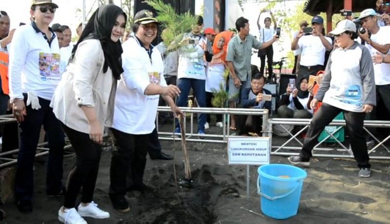 MENTERI LHK BERSAMA BUPATI KENDAL TANAM POHON DAN BERSIHKAN PANTAI SIKUCING