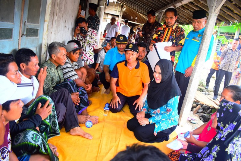 BUPATI KUNJUNGI KORBAN KEBAKARAN TARUMAN, SERAHKAN BANTUAN  110 JUTA RUPIAH