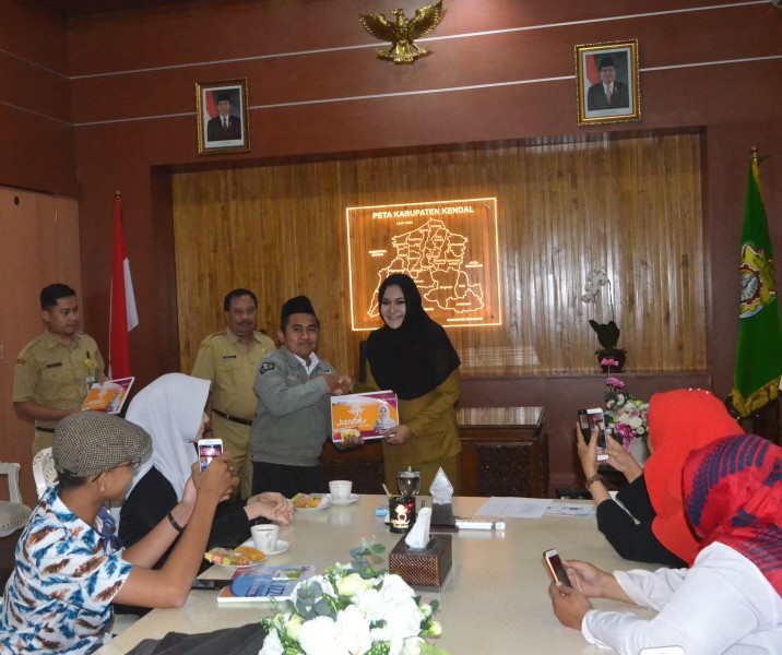 BUPATI MIRNA BERI HADIAH PEMENANG LOMBA FOTO SELFIE INSTAGRAM