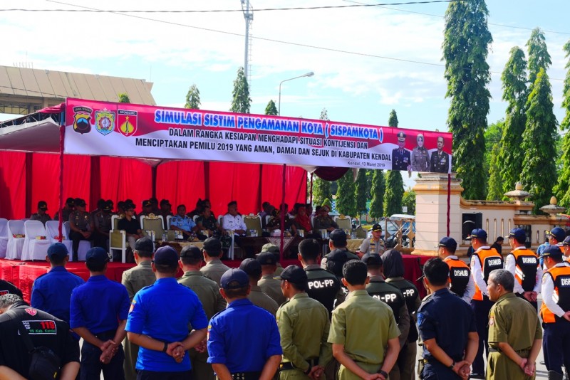 GELAR SIMULASI SISTEM PENGAMANAN KOTA, KENDAL SIAP CIPTAKAN PEMILU DAMAI