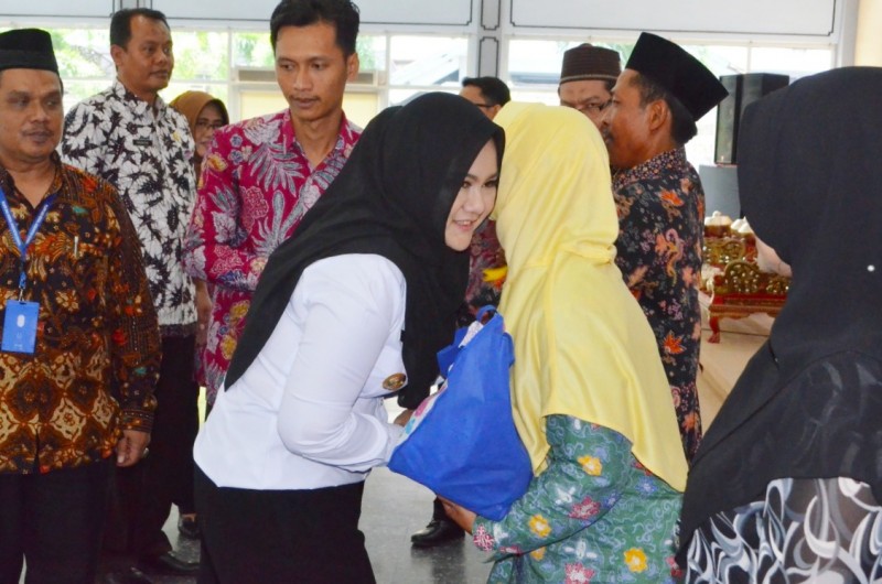 BUPATI MIRNA BAGIKAN SEMBAKO KEPADA GURU MADIN DAN TPQ