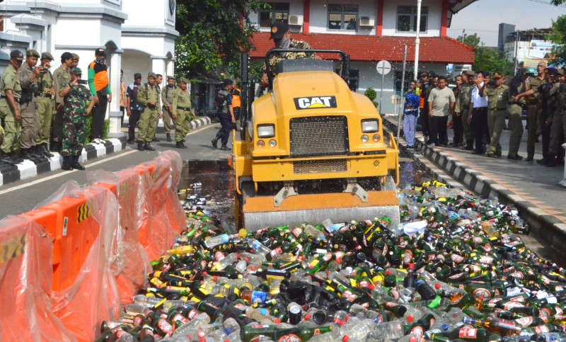 SAT POL PP KENDAL MUSANAKAN RIBUAN BOTOL BERISI MIRAS
