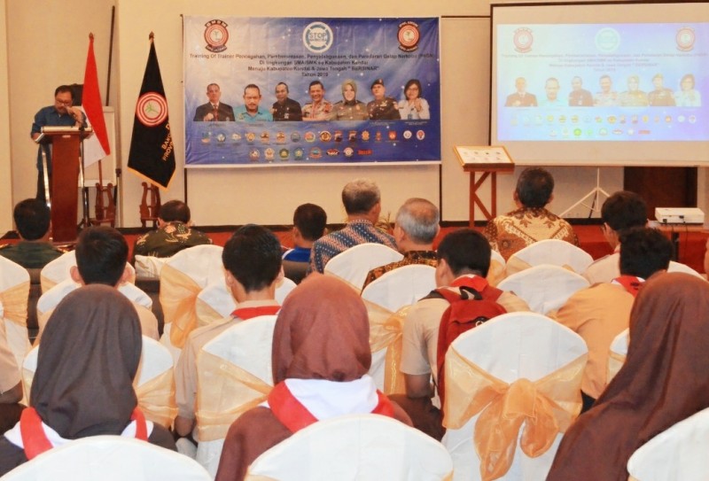 BUPATI KENDAL HIMBAU GENERASI MILLENNIAL JAUHI NARKOBA