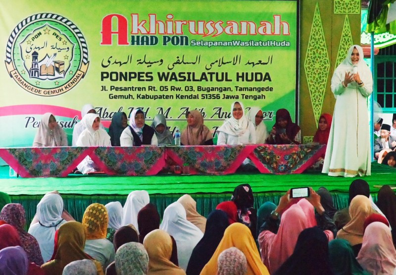 BUPATI MIRNA NGAJI BERSAMA RIBUAN MASYARAKAT KENDAL