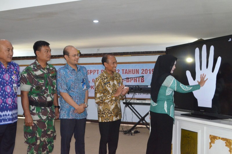 BUPATI MIRNA LAUNCHING APLIKASI LAYANAN E-PAJAK, E-PBB, DAN E-BPHTB