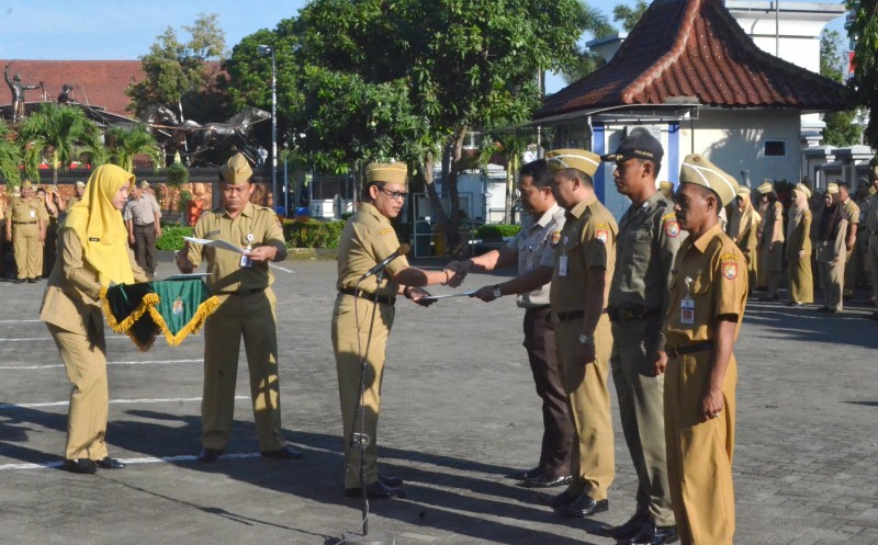 SEKDA KENDAL SERAHKAN PETIKAN SK KENAIKAN PANGKAT KEPADA 555 ASN