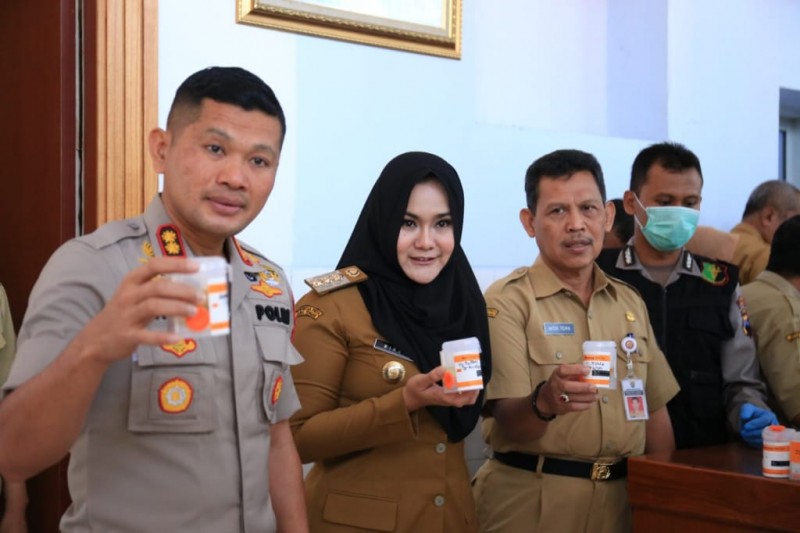 BUPATI KENDAL DAN OPD MENGIKUTI TES URINE