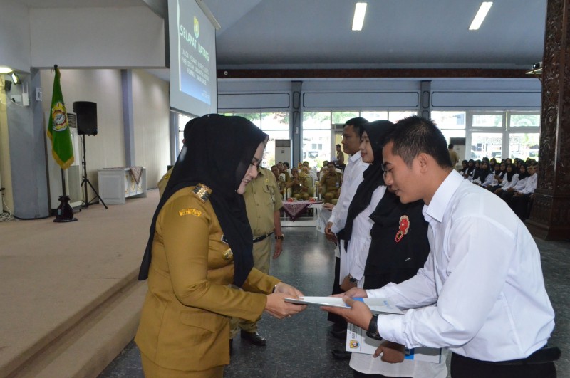 BUPATI MIRNA SERAHKAN SK PENGANGKATAN CPNS KENDAL FORMASI TAHUN 2018