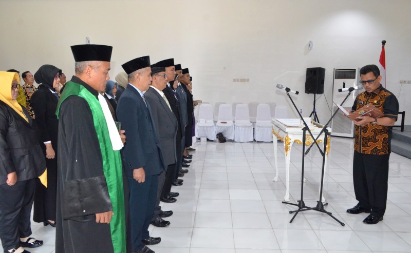 SEKDA KENDAL LANTIK 14 PEJABAT ADMINISTRATOR DAN PENGAWAS DISPENDUKCAPIL
