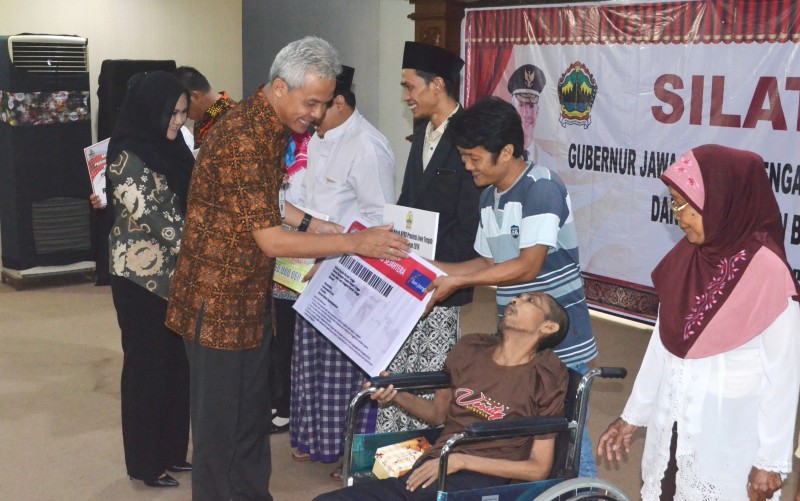 GUBERNUR JATENG DIDAMPINGI BUPATI KENDAL SERAHKAN BANTUAN GUBERNUR 2019