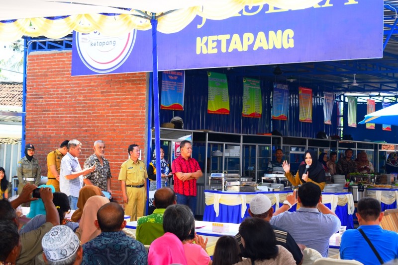 TINGKATKAN EKONOMI MASYARAKAT, BUPATI KENDAL RESMIKAN PUJASERA KETAPANG