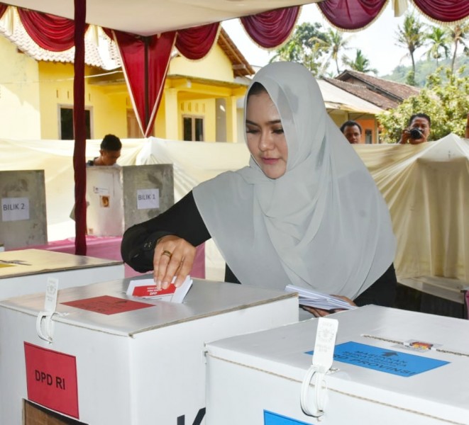 DATANG KE TPS, BUPATI KENDAL BERIKAN HAK PILIHNYA