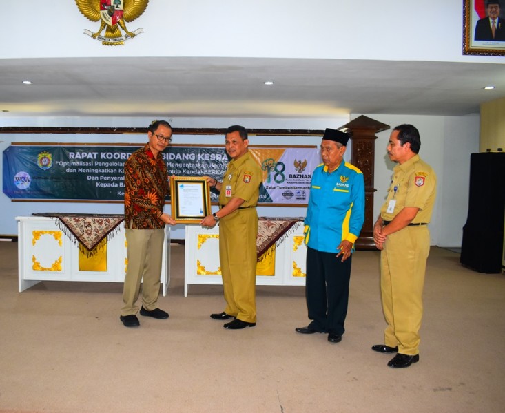 PENGELOLAAN ZAKAT BAGUS, BAZNAS KENDAL TERIMA SERTIFIKAT ISO 9001-2015