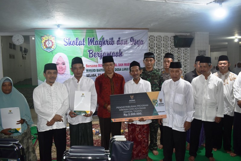 JALIN SILATURAHMI, PEMKAB KENDAL GELAR SHOLAT BERSAMA WARGA DESA LANJI