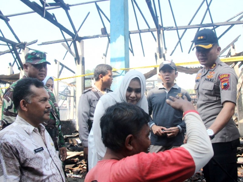 BUPATI KENDAL TINJAU LANGSUNG LOKASI KEBAKARAN PASAR MAGANGAN