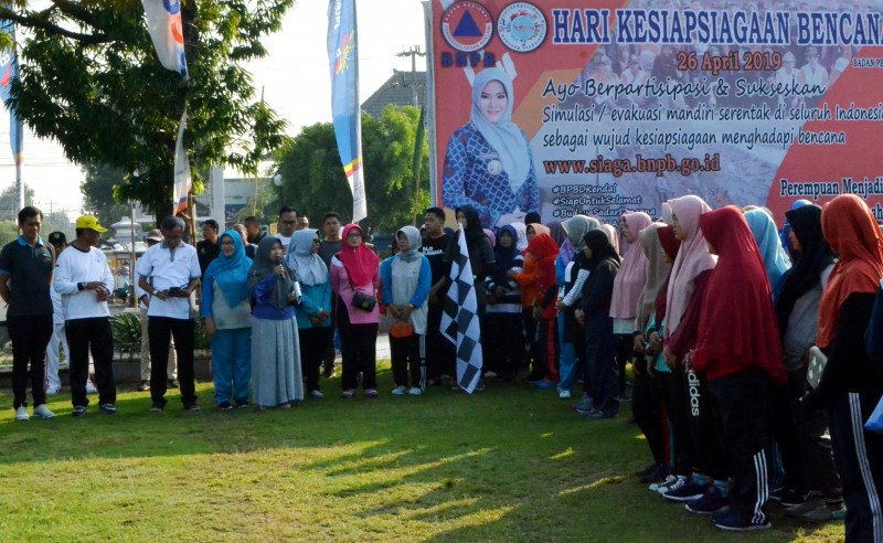 JALAN SEHAT RAMAIKAN PERINGAKATAN HARI KARTINI KE 140 DI KABUPATEN KENDAL