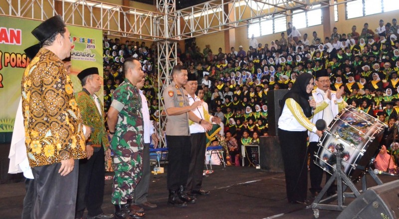 BUPATI MIRNA RESMI MEMBUKA PORSADIN DAN WISUDA AKBAR KENDAL 2019