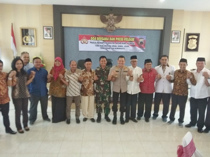 POLRES KENDAL GELAR DOA BERSAMA PASCA SELESAI REKAPITULASI PEMILU