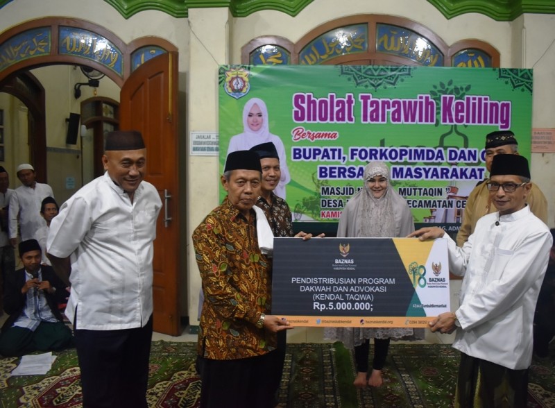 TARAWIH KELILING DI CEPIRING BUPATI BERIKAN BANTUAN UNTUK MASJID