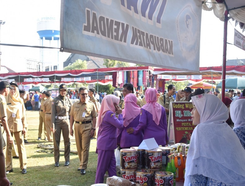 BANTU KEBUTUHAN POKOK HARI RAYA, PEMKAB KENDAL GELAR PASAR MURAH