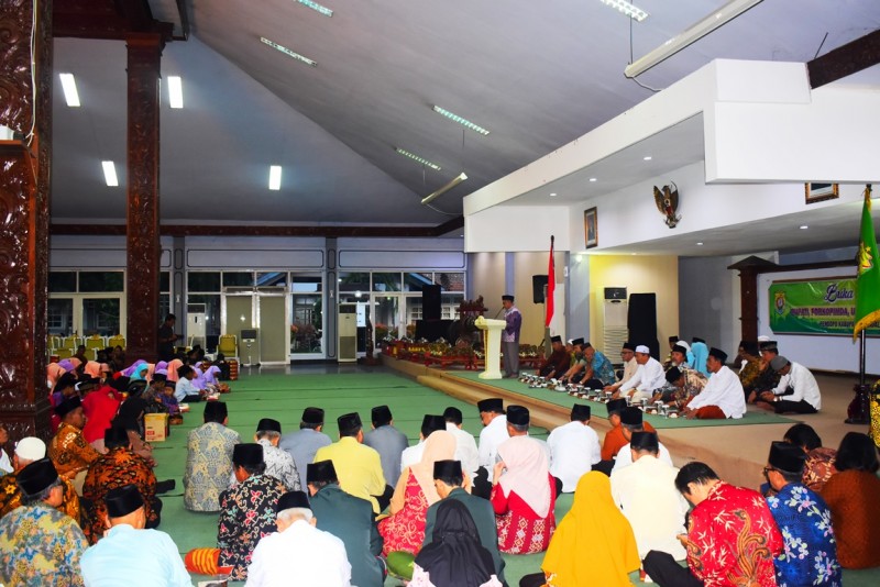 PEMKAB KENDAL GELAR BUKBER BUPATI FORKOPIMDA ULAMA DAN ANAK YATIM
