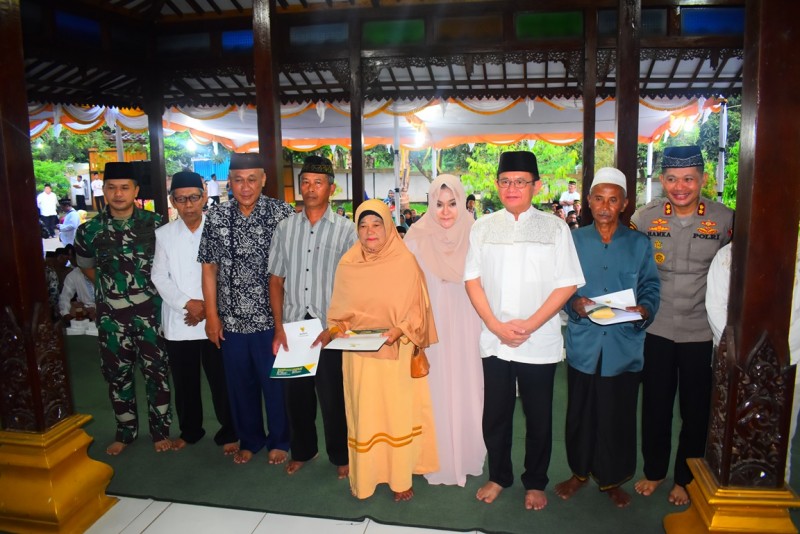 BUPATI MIRNA BUKA BERSAMA WARGA SUROKONTO PERINGATI NUZULUL QUR'AN