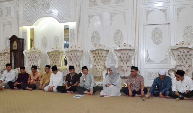 KYAI DAN SANTRI MENGAJI DAN BUKA PUASA BERSAMA DI RUMAH DINAS BUPATI