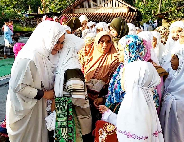 BUPATI KENDAL LAKSANAKAN SHOLAT IDUL FITRI DI MASJID SUROKONTO KULON
