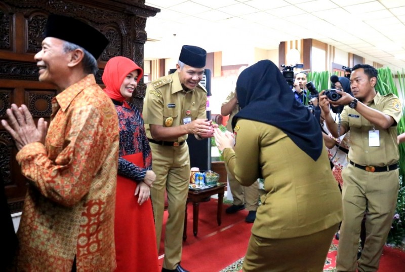 BUPATI MIRNA BERHALAL BIHALAL BERSAMA GUBERNUR JAWA TENGAH GANJAR PRANOWO
